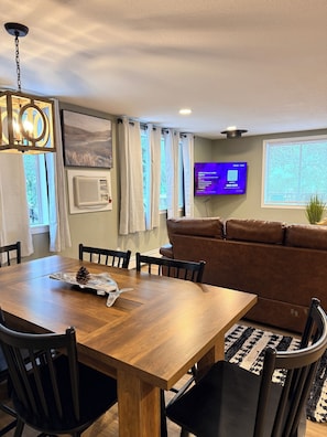 Family Loft, Non Smoking, Pets Allowed | Dining - Pleasant Valley RV (Howard)