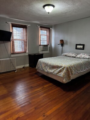 Tabla de planchar con plancha, wifi y ropa de cama 