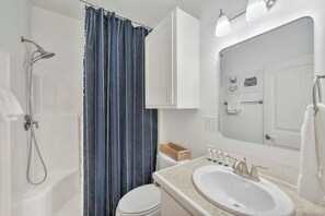 Een douche, een haardroger, handdoeken