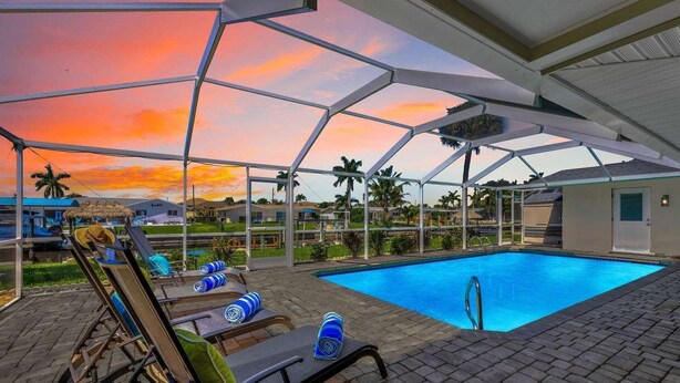Piscina interior com espreguiçadeiras e um alpendre coberto.