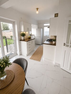 Private kitchen - Home from home, perfect for contractors, teams, and family getaways (Southend-on-Sea)
