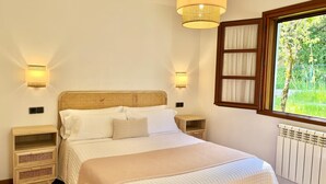 A bedroom with a bed, two bedside tables, a window with curtains, and a hanging light fixture. - BREZO APARTMENT, 10 MINUTES FROM CANGAS DEL NARCEA (Veigaipope)