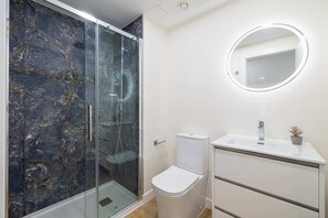 Bruser, hårtørrer, håndklæder, Shampoo