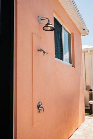 Fachada de um edifício com porta, janela e luminária.