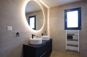Bathroom - Vrbo Property (Larnaud)
