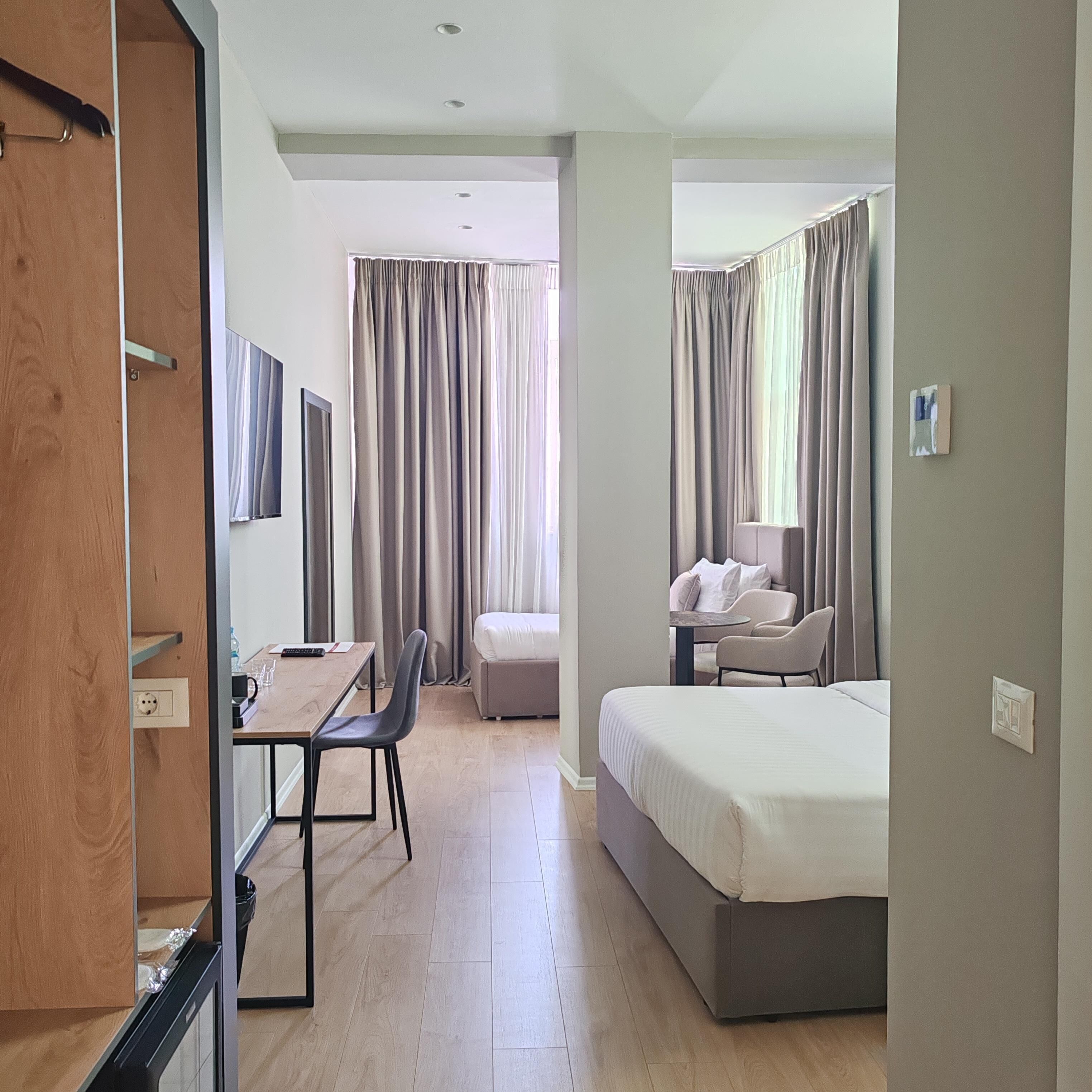Suite, 1 King Bed, Non Smoking (Larger Room)