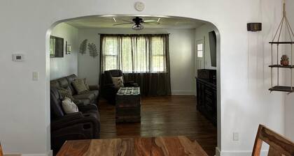 Charming Cottage Retreat Near Park & Forest