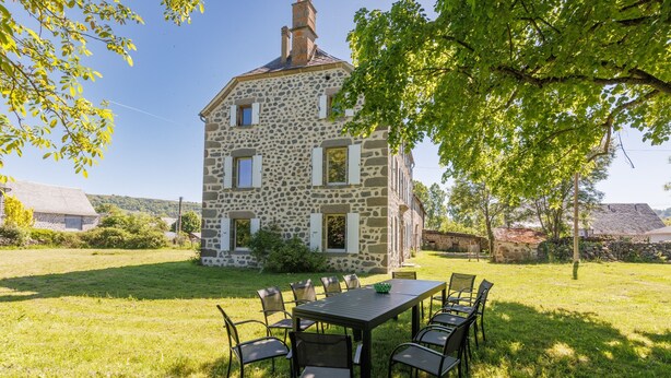 A stone building with a dining area in front. - Le Domaine du Rocher - Pour 12 avec grand jardin (Neussargues-Moissac)