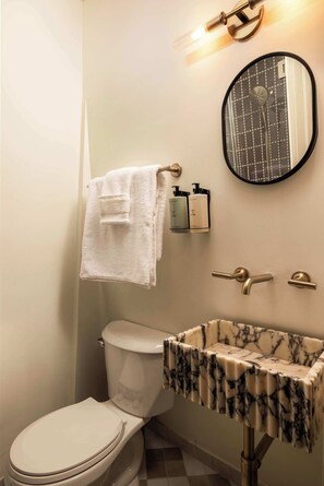Shower, towels, shampoo