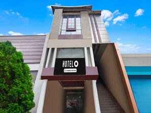 Ein Hotelschild mit den Aufschriften 'HOTEL' und 'Company-Serviced'.