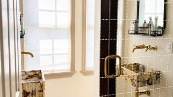Shower, towels, shampoo
