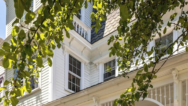 Valkoinen rakennus, jossa on kuisti ja kyltti, jossa lukee: ”Ocean City Mansion 1898–2026, Central Ave 416”.