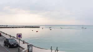 A waterfront view with a no parking sign, calm water, and boats. - La Houle - Bel appartement avec vue mer (Cancale)