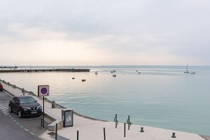 Blick auf das Wasser mit einem Verbotsschild, ruhiger Wasserfläche und Booten.