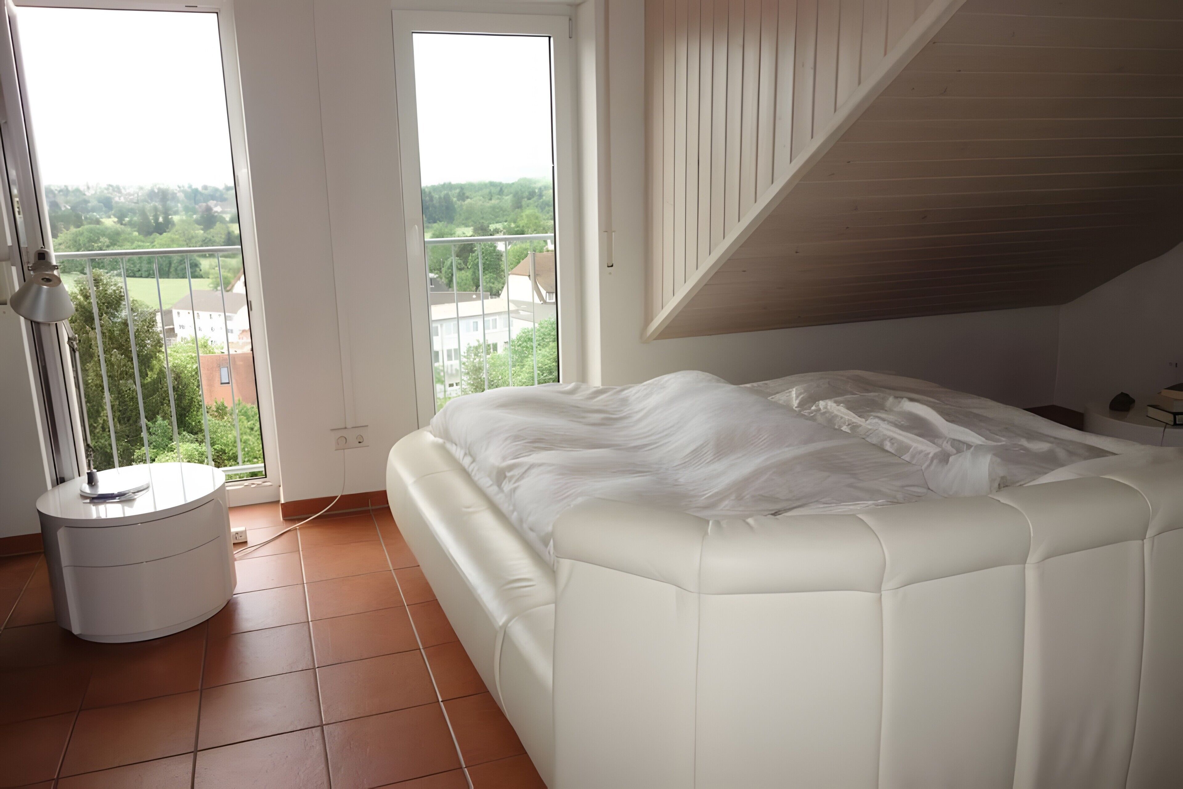 Tabla de planchar con plancha, wifi y ropa de cama 