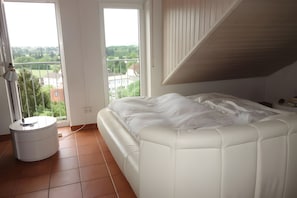Tabla de planchar con plancha, wifi y ropa de cama 