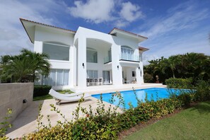 A two-story house with a swimming pool, surrounded by greenery and palm trees. - Spacious 4-bedroom house in serene Punta Cana with AC (Punta Cana)