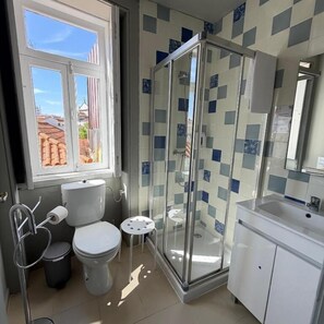 Shared Dormitory, Men only | Bathroom - A Beira Hostel (Aveiro)