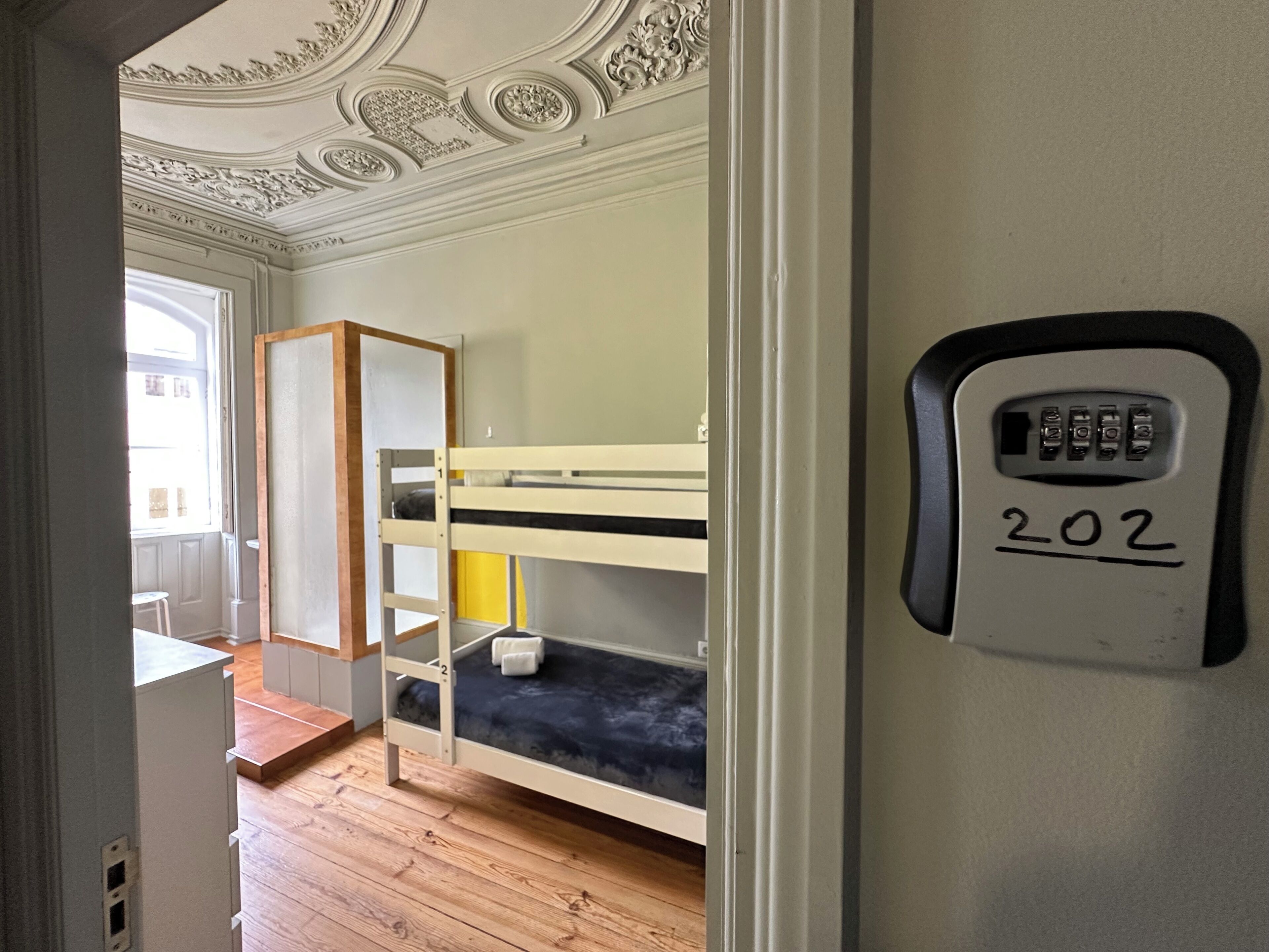 Una habitació amb lliteres, escriptori i tancament per codi.