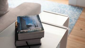 A book titled 'arquitectura actual' on a white table.