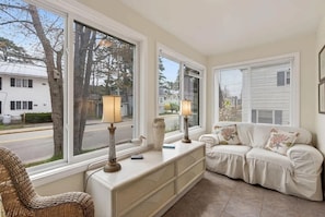 A room with a white sofa, two lamps, a vase, and a wicker chair. - Private Coastal 3 BD Residence in Ocean Park (Old Orchard Beach)