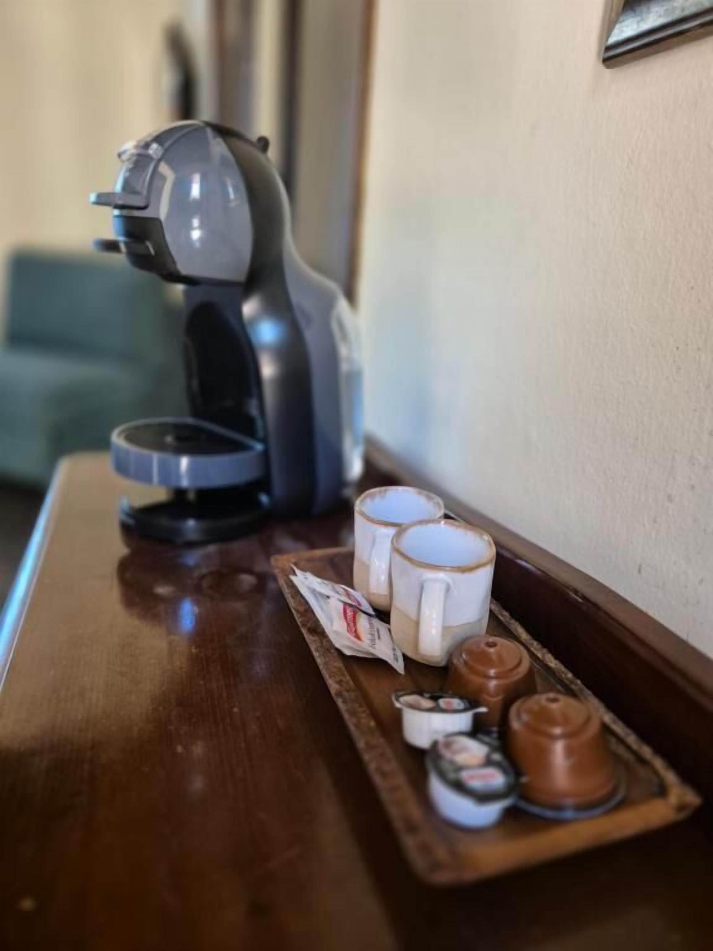 Kopi dan/atau alat penyeduh kopi