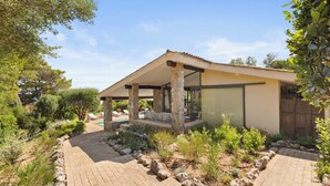 A modern house with a pool, stone pillars, and a covered patio area. - Villa Althaea 6, Emma Villas (Orbetello)