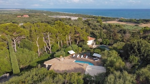A villa with a swimming pool, surrounded by dense greenery and overlooking the sea. - Villa Althaea 6, Emma Villas (Orbetello)