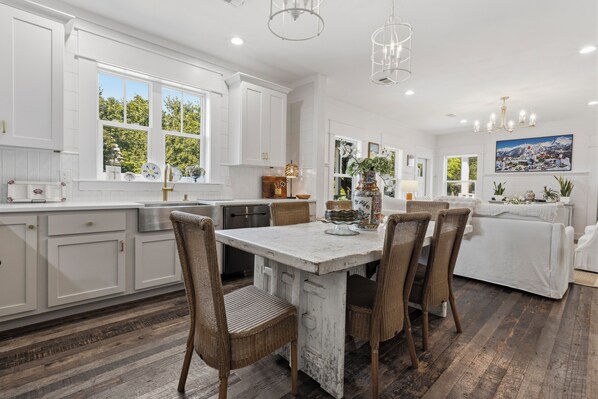 Dining - Coastal cottage, breezy porches with outdoor kitchen and oasis pool area (Bay St. Louis)