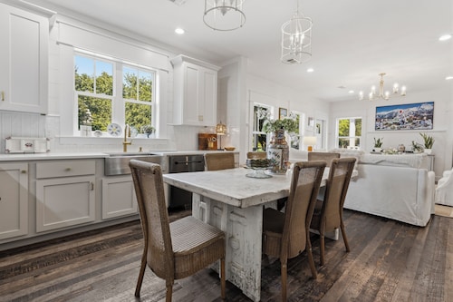 Coastal cottage, breezy porches with outdoor kitchen and oasis pool area