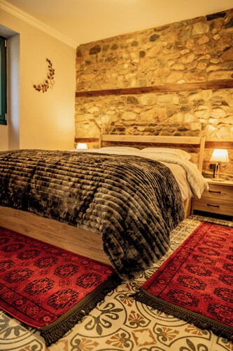 Offers family rooms with private bathrooms, air-conditioning and free WiFi.
