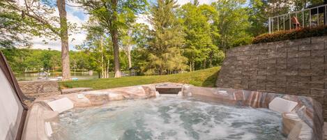 Outdoor spa tub