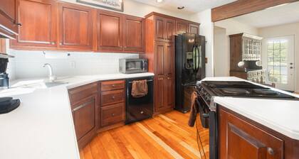 Lakefront w Private Dock, Hot Tub, Large Yard