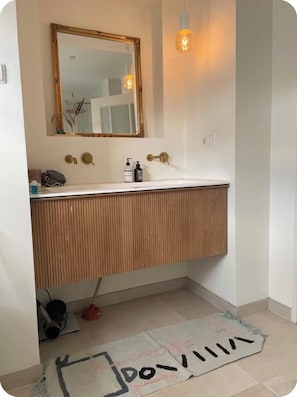 Een haardroger, handdoeken, zeep, toiletpapier