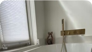 Hair dryer, towels, soap, toilet paper - Delightful 4-bedroom house in Breda perfect for your getaway. Close to Centre (Breda)