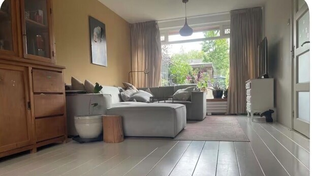 Smart TV - Delightful 4-bedroom house in Breda perfect for your getaway. Close to Centre (Breda)
