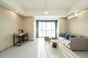 Ein modernes Wohnzimmer mit einer Couch, einem Schreibtisch und einem Sessel.