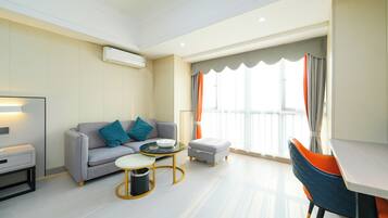 Superior Double Room, City View | Living area