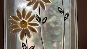 Une fenêtre ornée d’un motif floral décoratif.