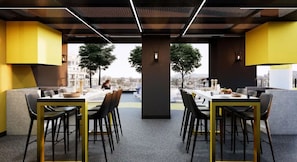 Un restaurante moderno con terraza, vistas de la ciudad y una decoración interior contemporánea.