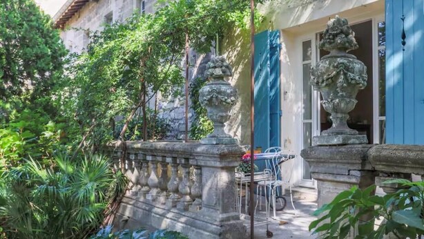 A courtyard with a stone balustrade, a metal chair, and a blue door. - Notre Dame des Miracles - In the Heart of Avignon - Private Pool - 14 people (Avignon)