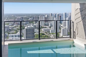 Ein Hochhaus mit Pool und Blick auf die Stadt.