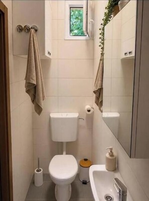 Shower, hair dryer, towels, soap - The Hidden Garden | Cozy Loft Retreat with Private Garden & Free Parking (Beograd)