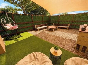 Outdoor dining - The Hidden Garden | Cozy Loft Retreat with Private Garden & Free Parking (Beograd)