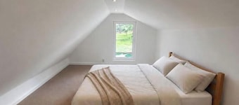 The Hidden Garden | Cozy Loft Retreat with Private Garden & Free Parking