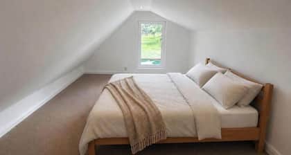 The Hidden Garden | Cozy Loft Retreat with Private Garden & Free Parking
