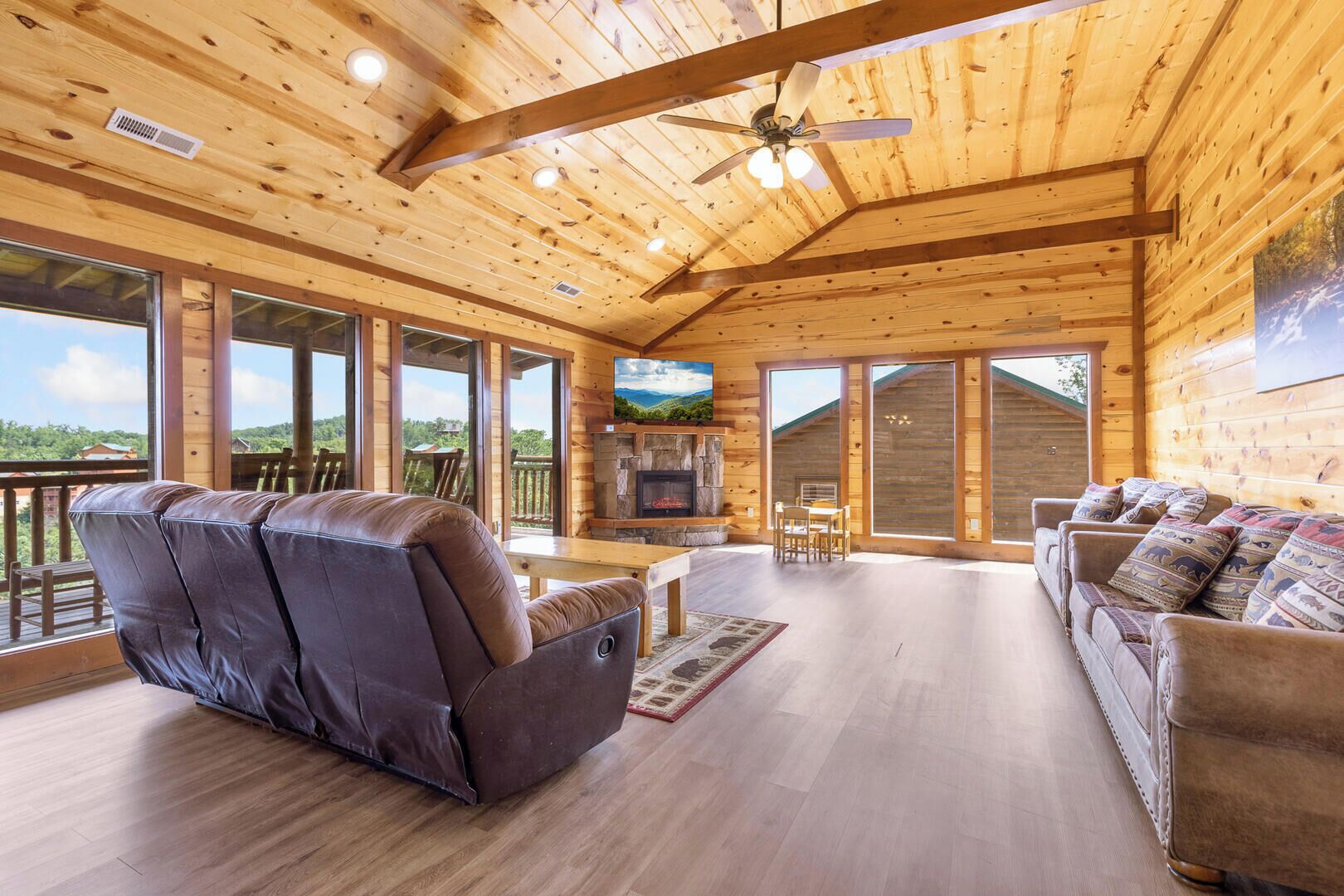Hytte, flere senger, fjellutsikt (The Lodge at Whispering Waters) | Oppholdsområde