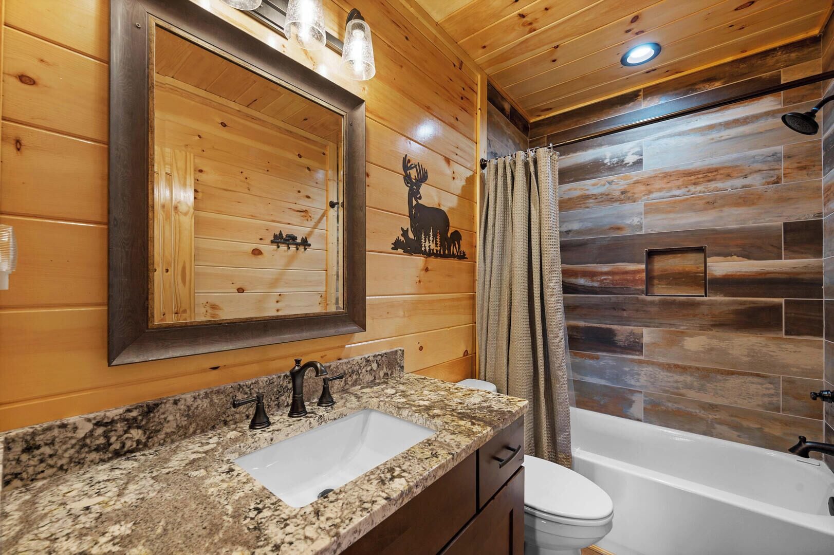 Kamar, Beberapa Tempat Tidur, Hewan Peliharaan Dilarang (Amazing View Lodge) | Kamar mandi | Handuk dan tisu toilet