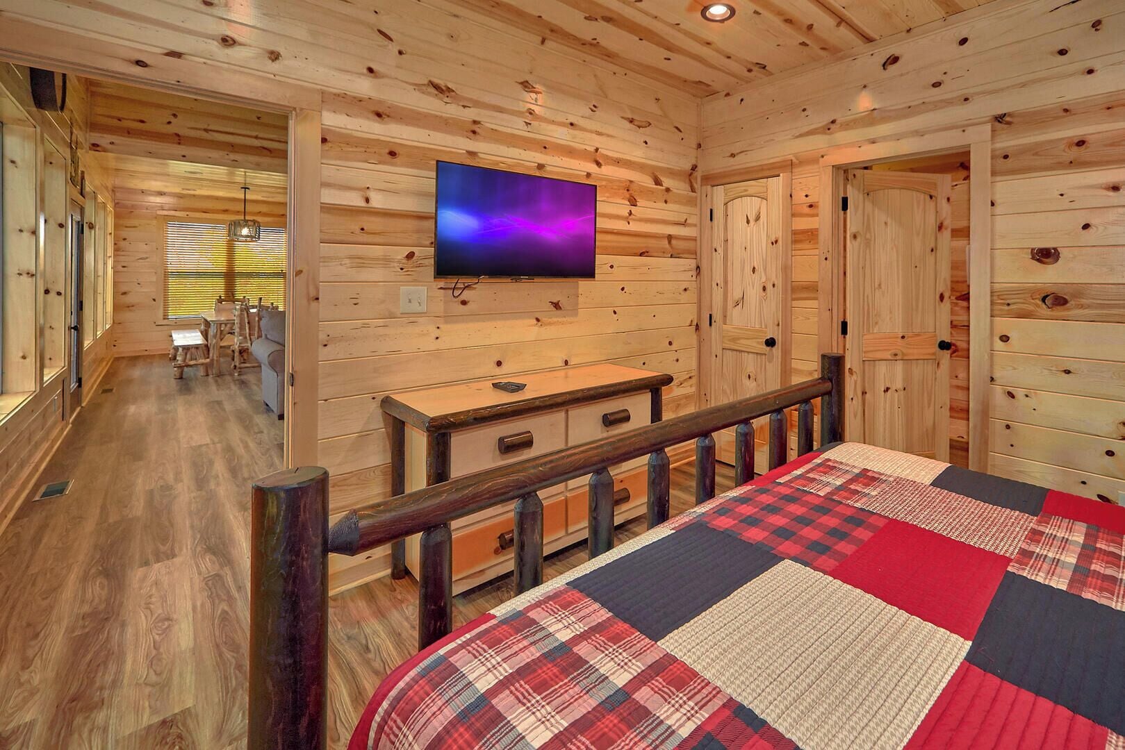 客房, 多張床, 不可攜帶寵物, 泳池景觀 (Swimmin' Hole Lodge) | 4 間臥室、獨特裝潢、布置獨特、床單