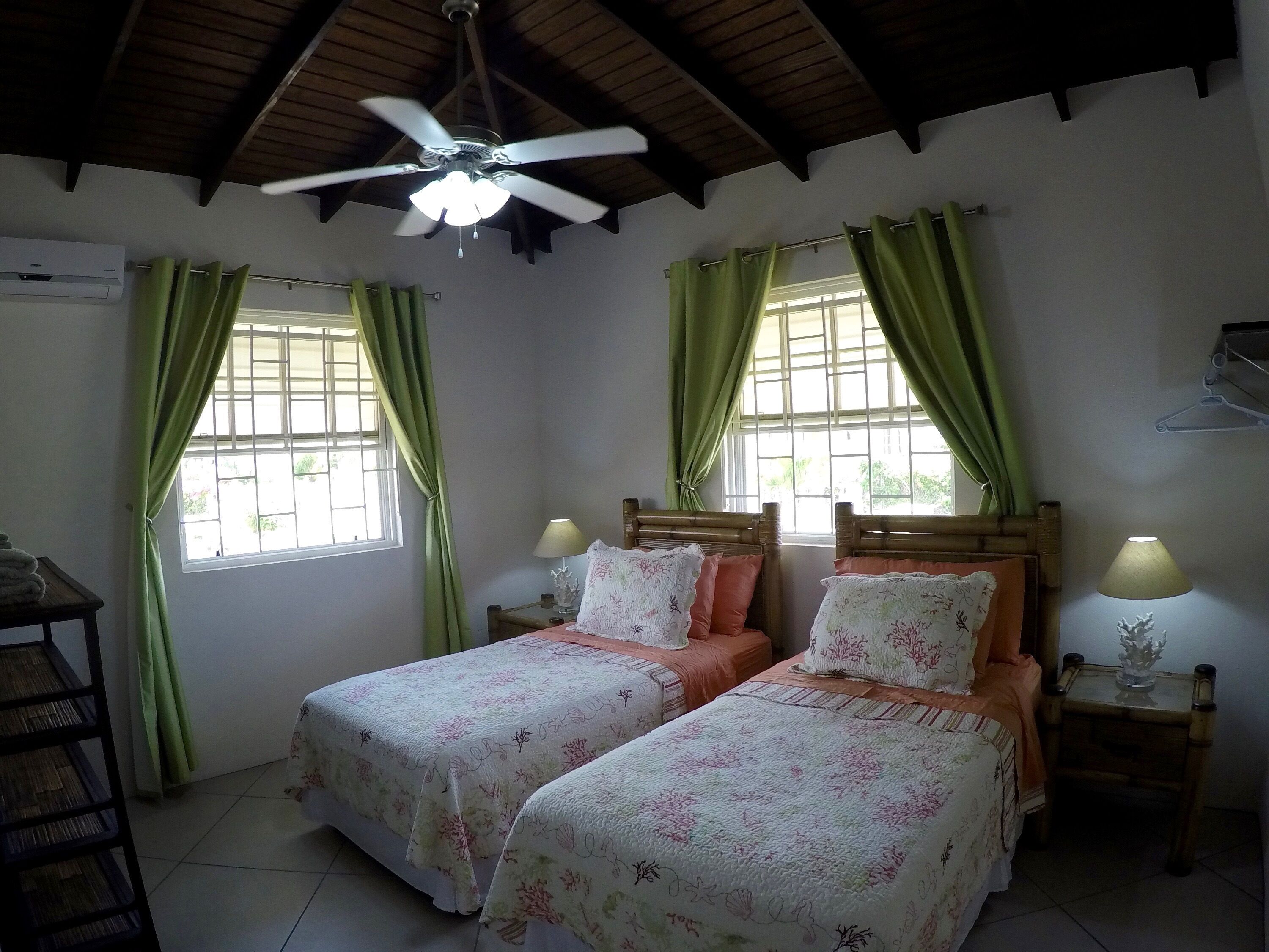 5 bedrooms, iron/ironing board, Internet, bed sheets